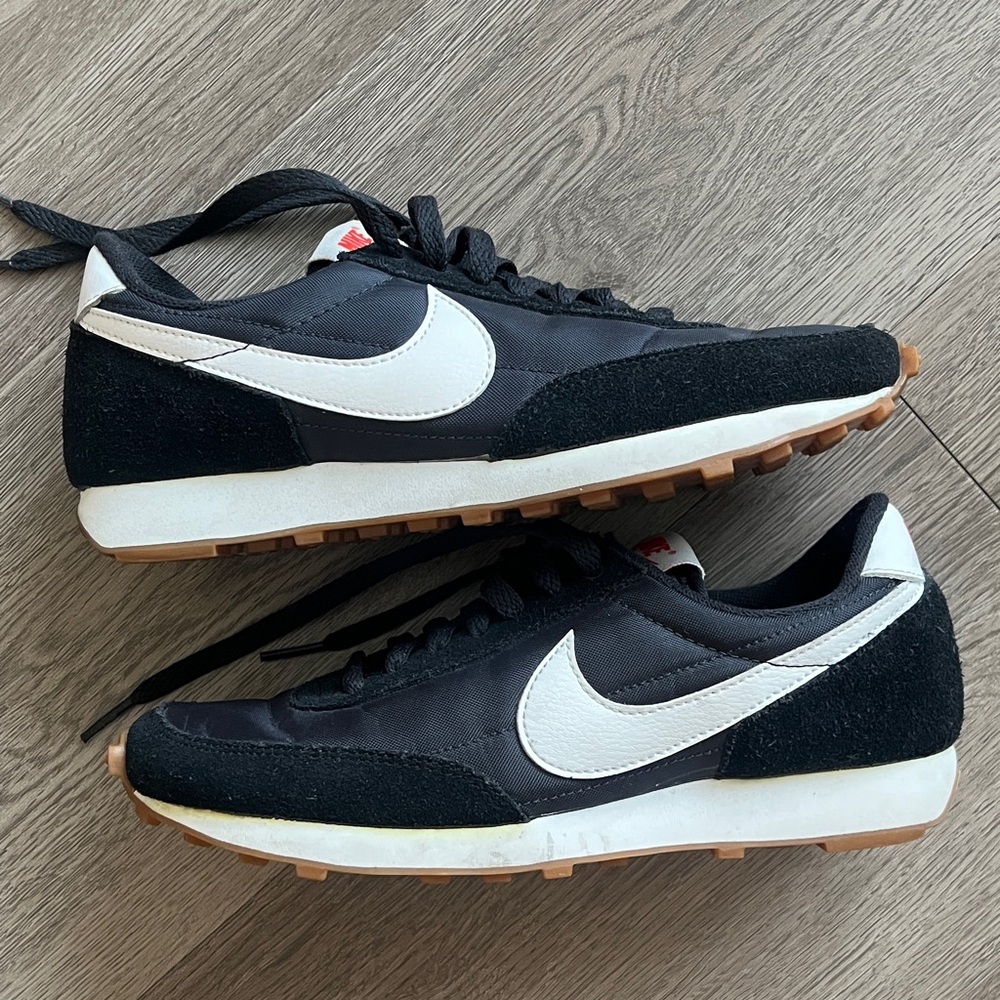 NIKE | Classic Retro Sneaks - Picture 4 of 6